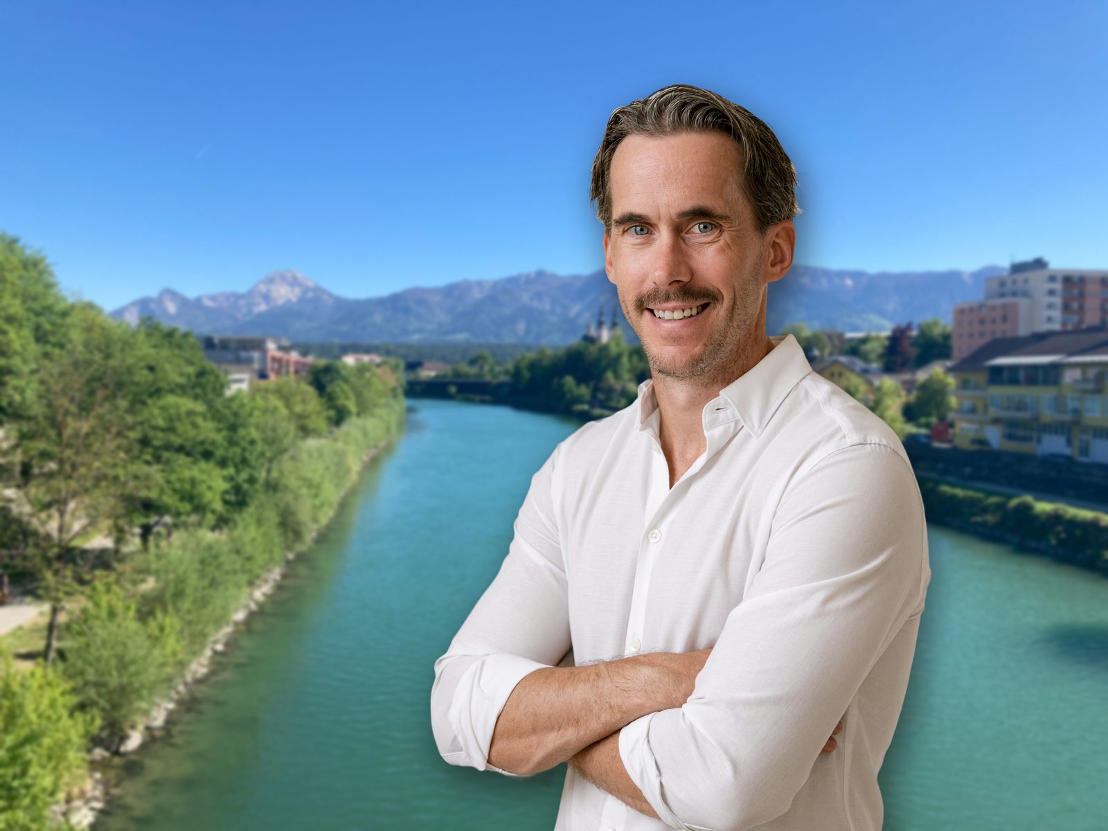 Jürgen Galo, Immobilienmakler, an der Drau in Villach mit Blick auf den Mittagskogel
